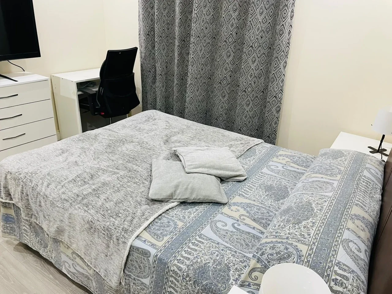 Room Greenford Road in Greater London