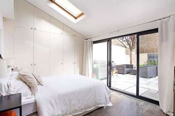 Flat Filmer Road in Greater London