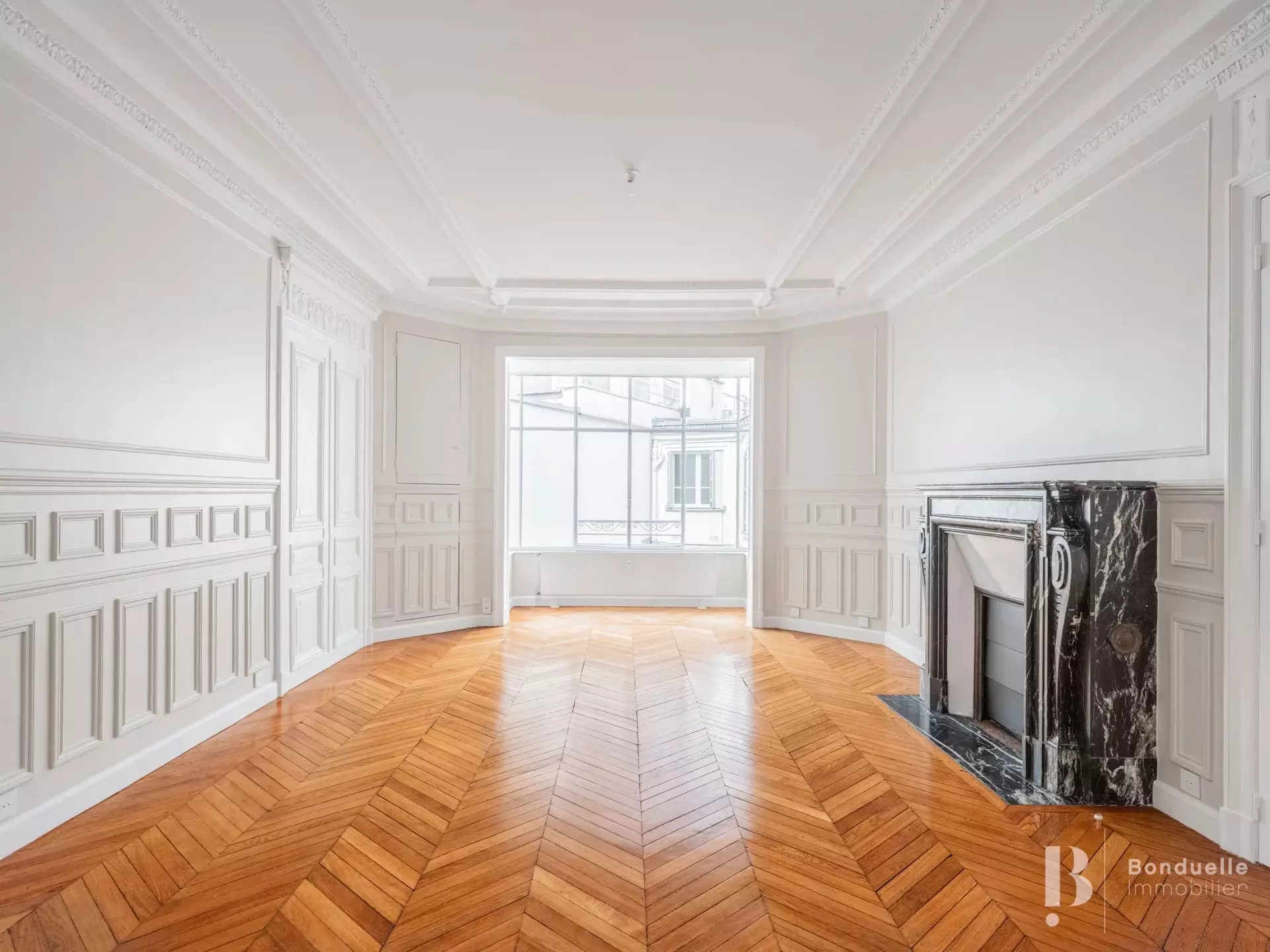 Flat Avenue Franklin Delano Roosevelt in Paris