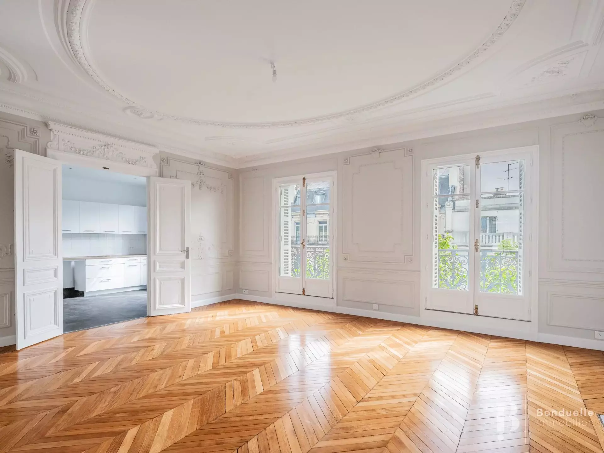 Flat Avenue Franklin Delano Roosevelt in Paris