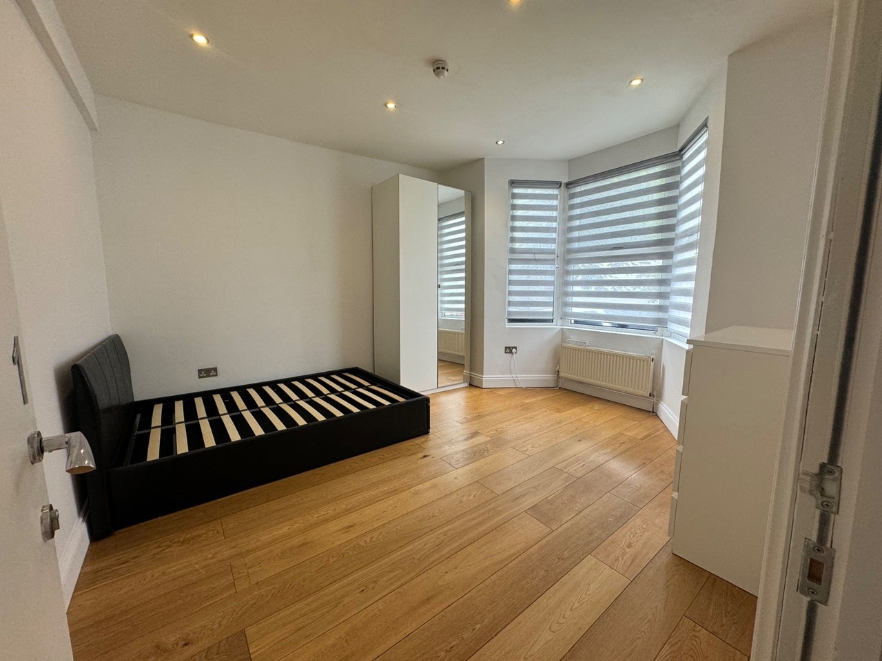Room Lowden Road in Greater London