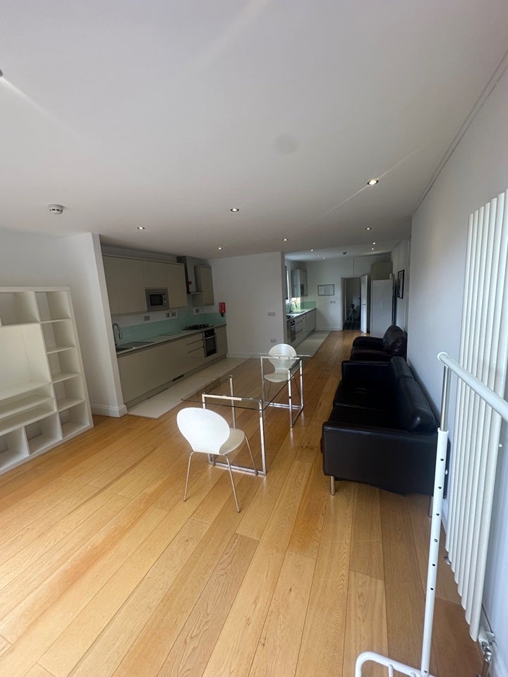 Room Lowden Road in Greater London