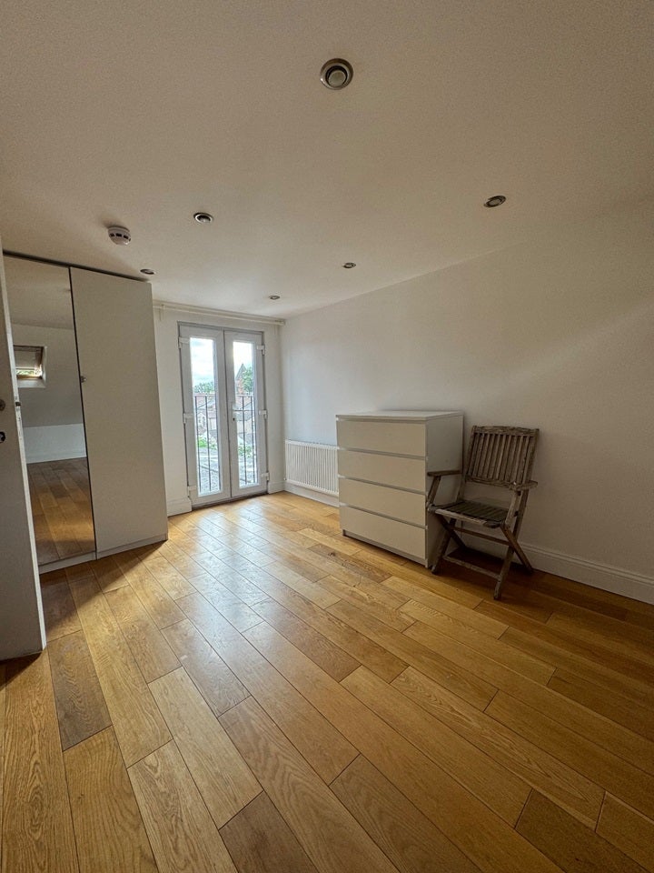 Room Lowden Road in Greater London