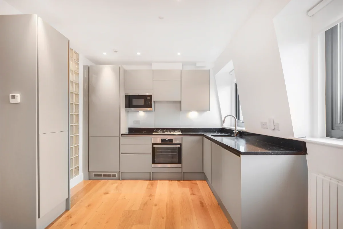 Flat Woodlands Park Road in Greater London