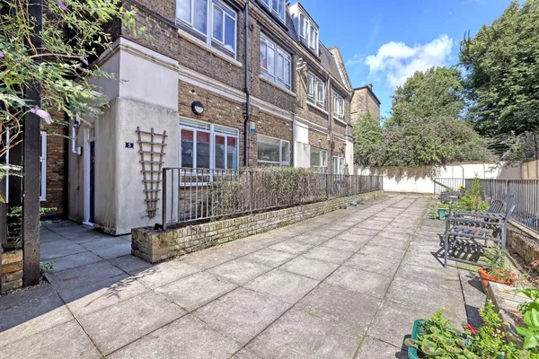 Flat Court Yard in London