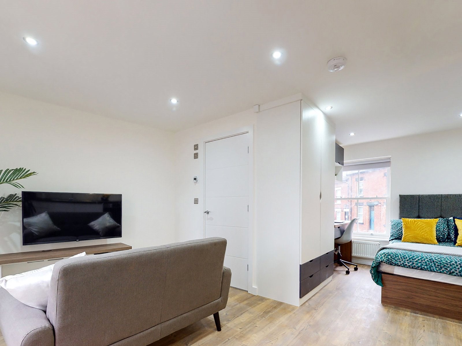 Flat Clarendon Road in Leeds