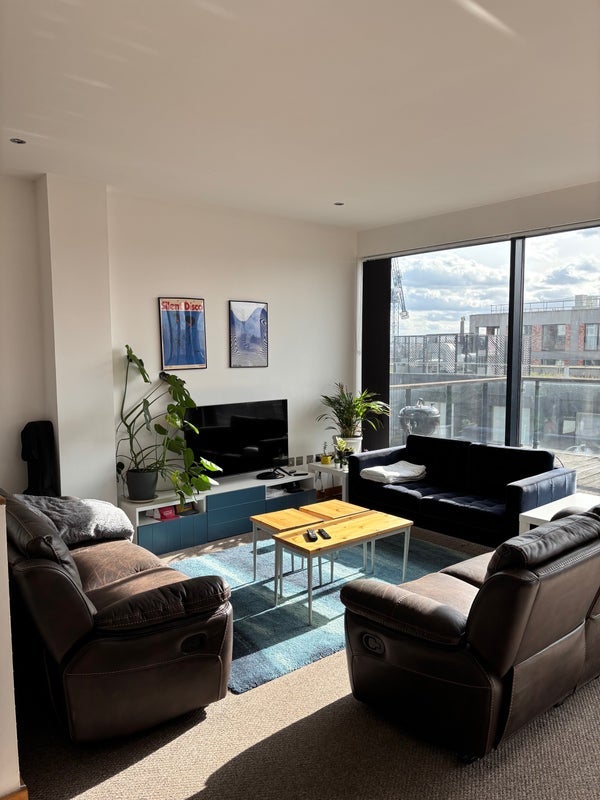 Room Roach Road in Greater London