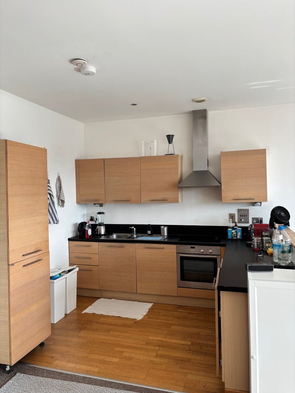 Room Roach Road in Greater London