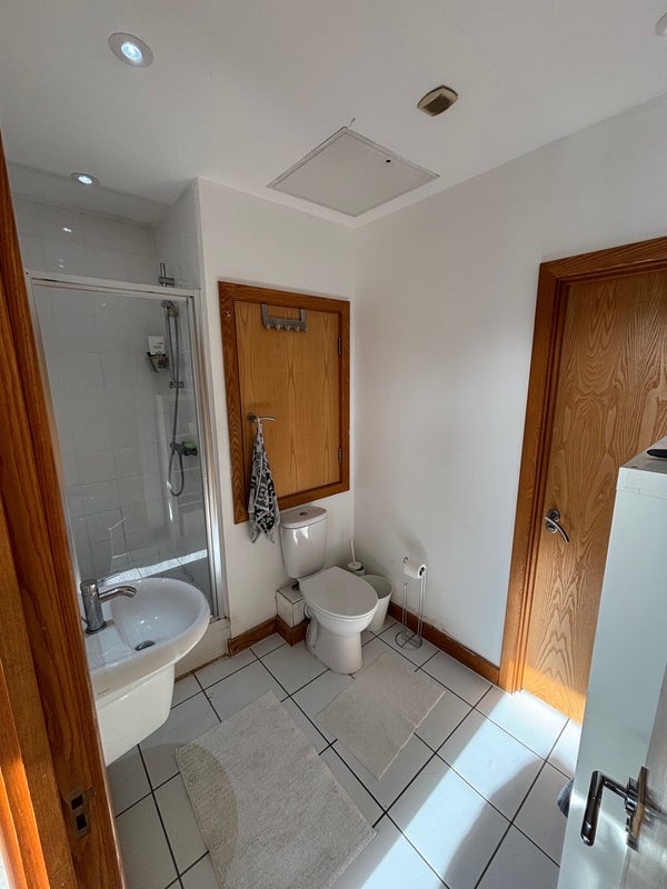 Room Roach Road in Greater London