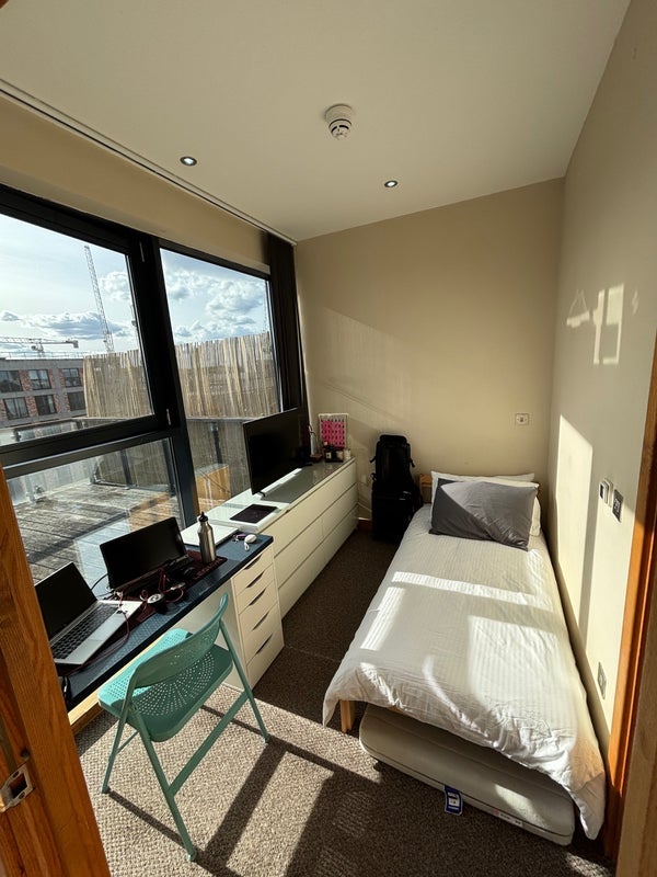 Room Roach Road in Greater London