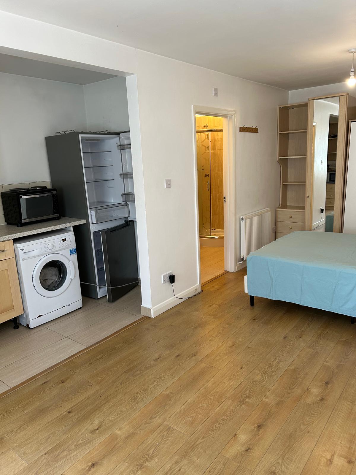Room Morton Way in Greater London
