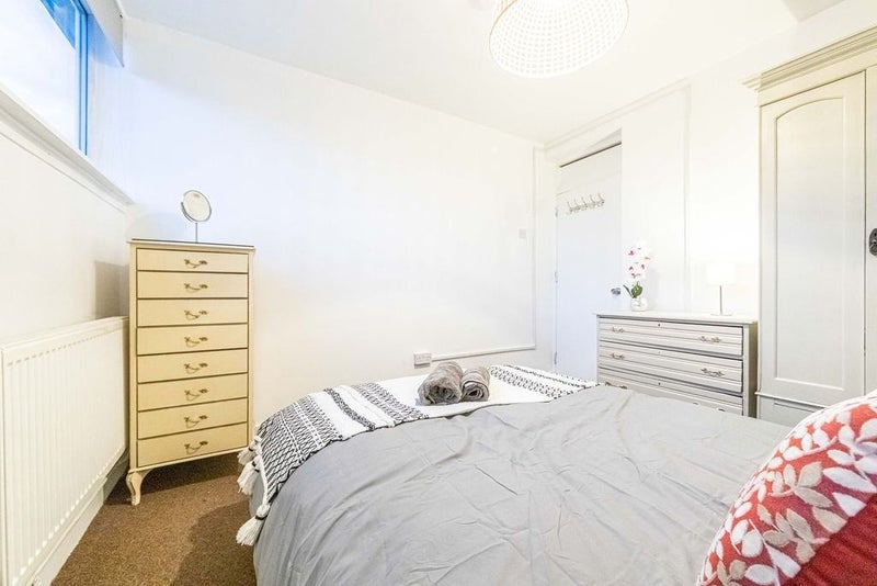 Flat Mintern Street in Greater London