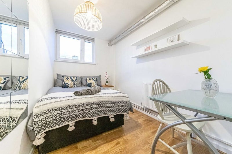 Flat Mintern Street in Greater London