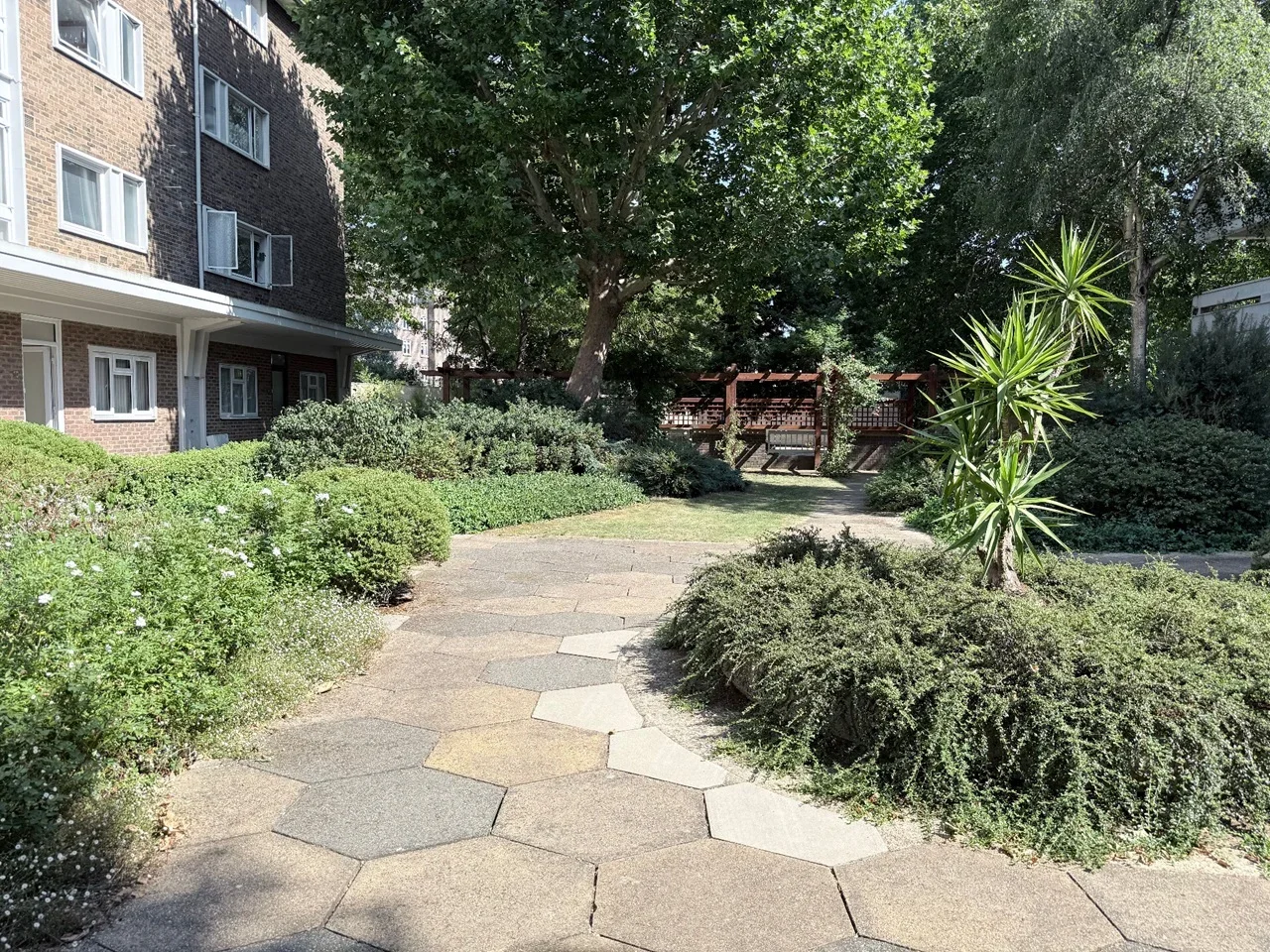 Room Dryden Court in Greater London