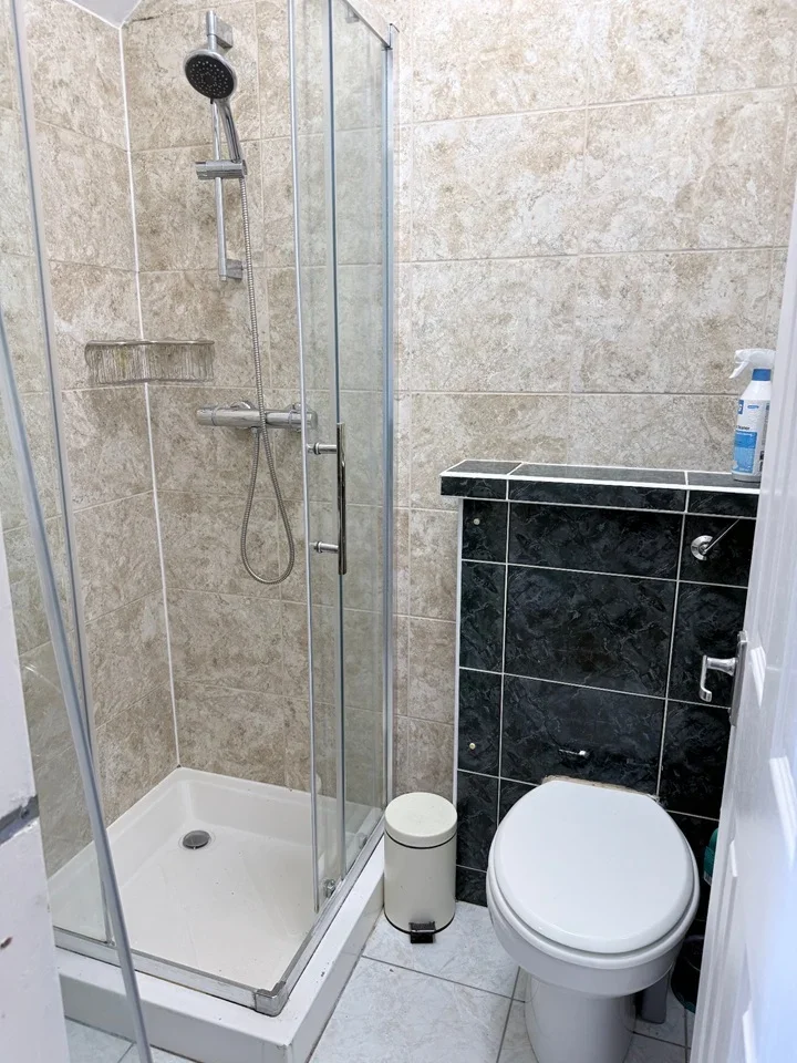 Room Dryden Court in Greater London