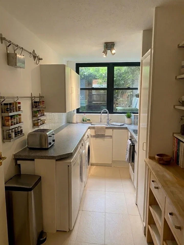 Room Vauxhall Bridge Road in City of Westminster