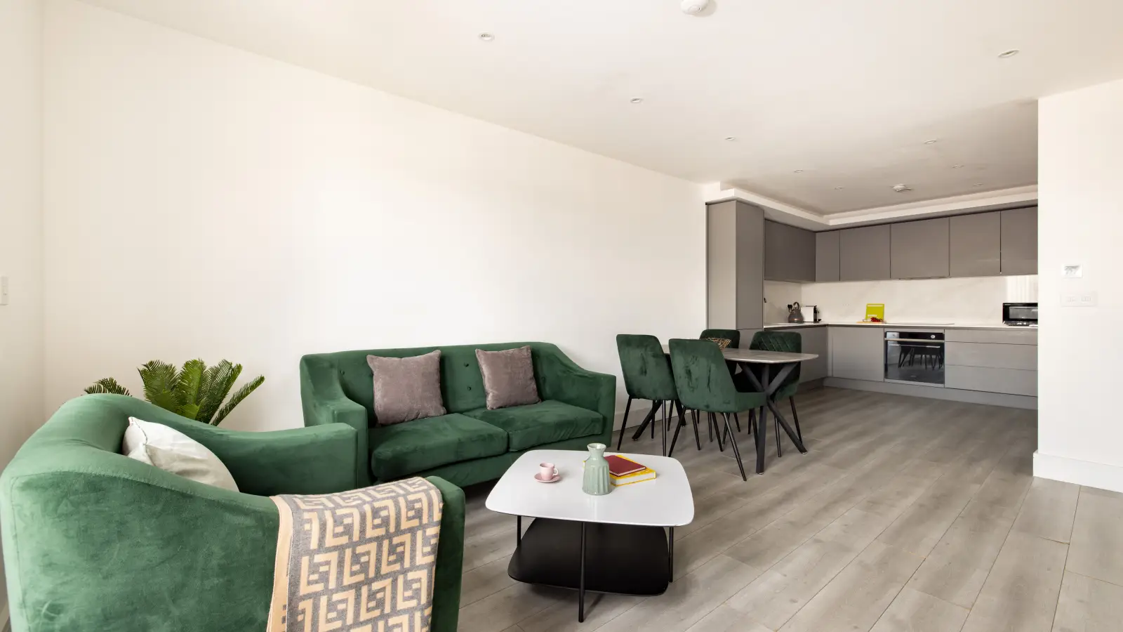 Flat Grant Way in Greater London