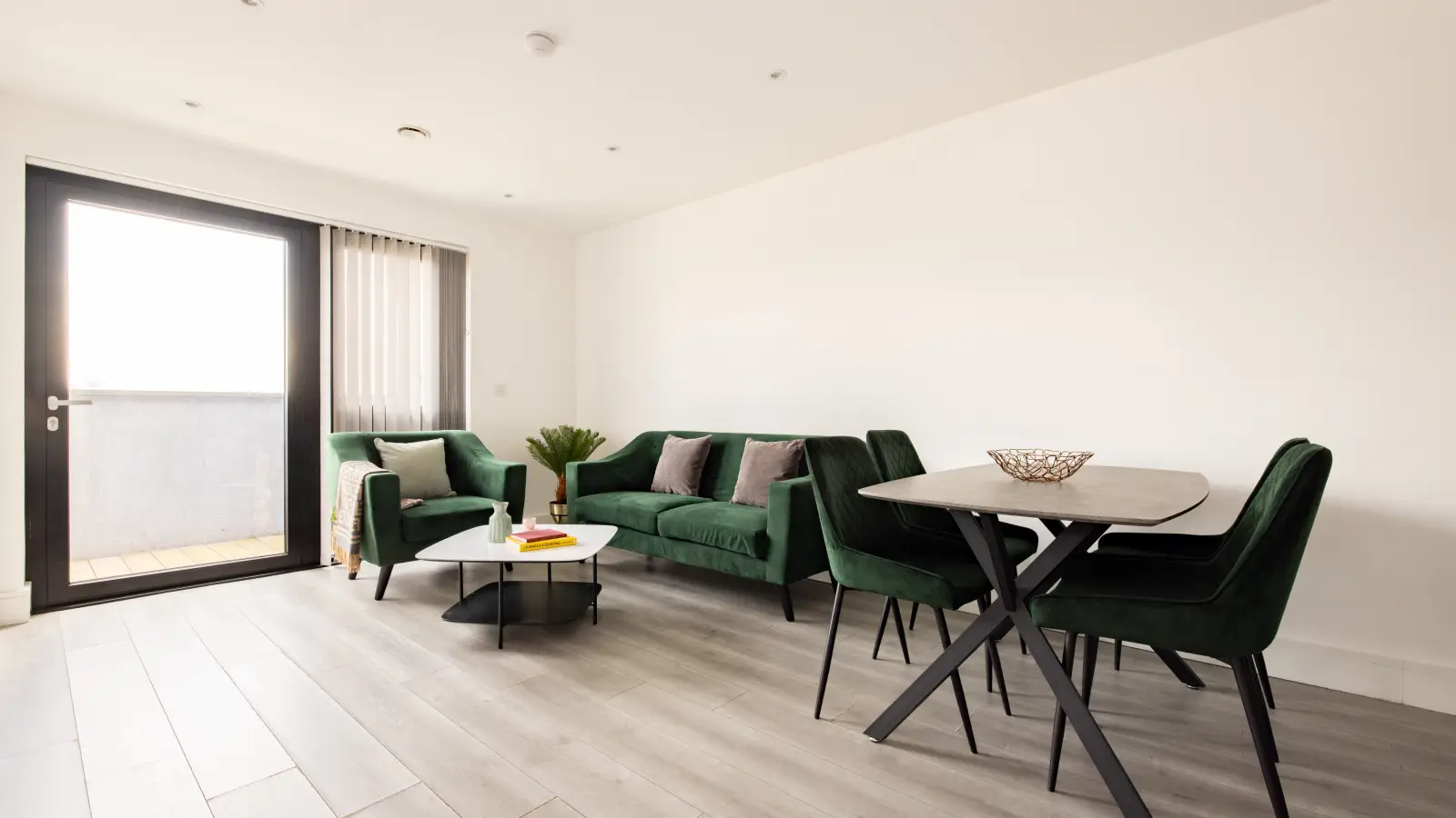 Flat Grant Way in Greater London