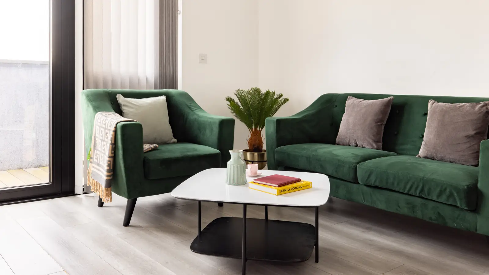 Flat Grant Way in Greater London