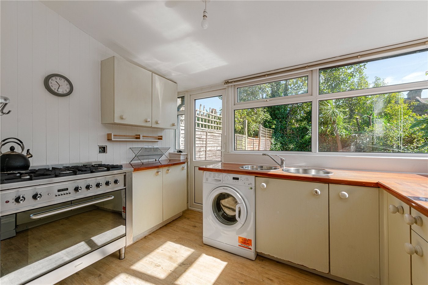 Flat Langler Road in Greater London