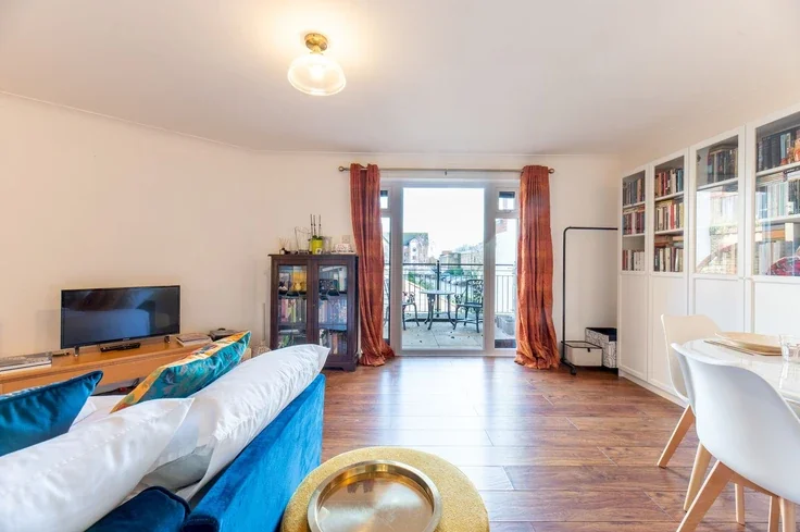 Flat Sopwith Way in Greater London