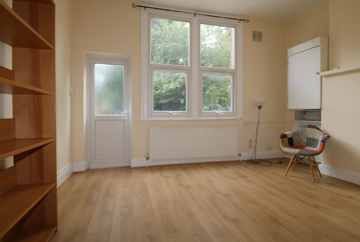 Flat Queens Avenue in Greater London