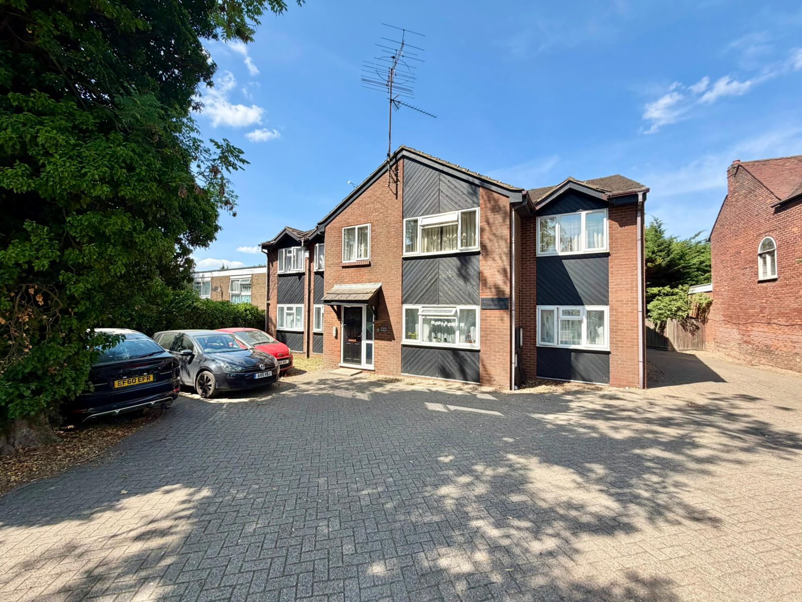 Flat Dunstable Road in Luton