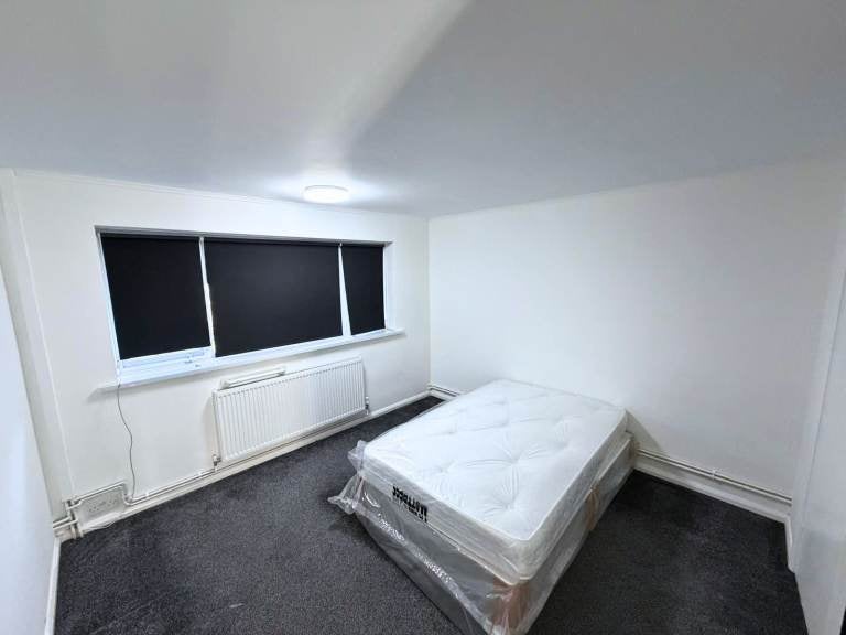Flat Ellenborough Road in Greater London