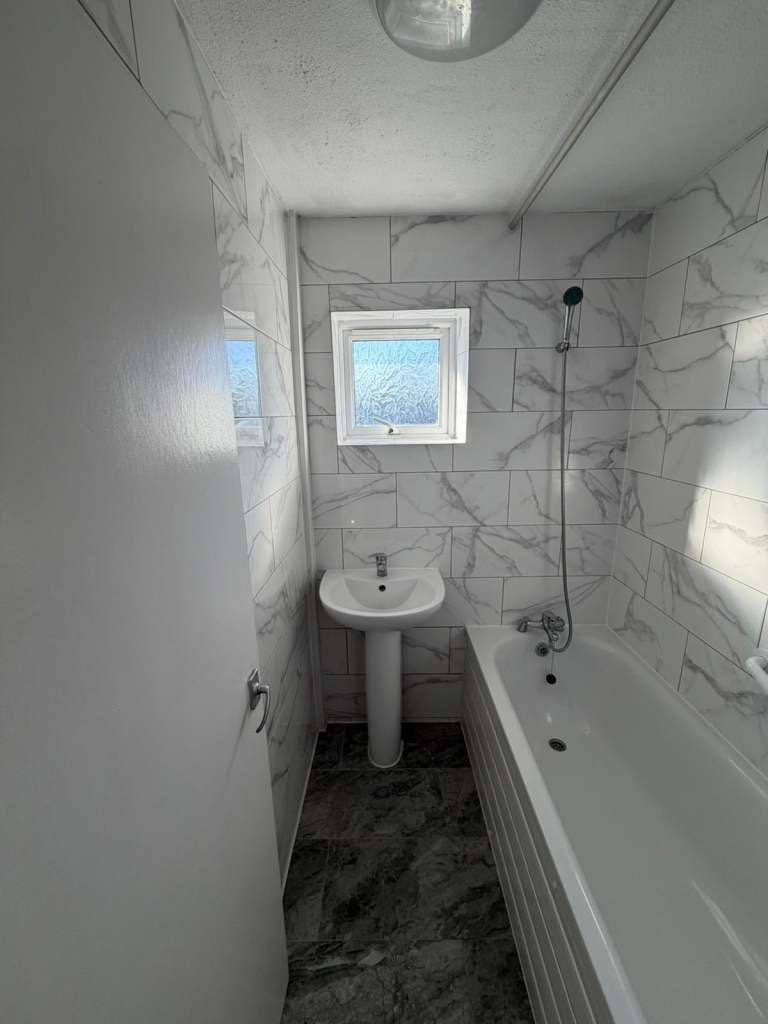 Flat Ellenborough Road in Greater London