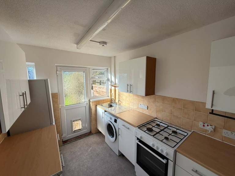 Flat Ellenborough Road in Greater London