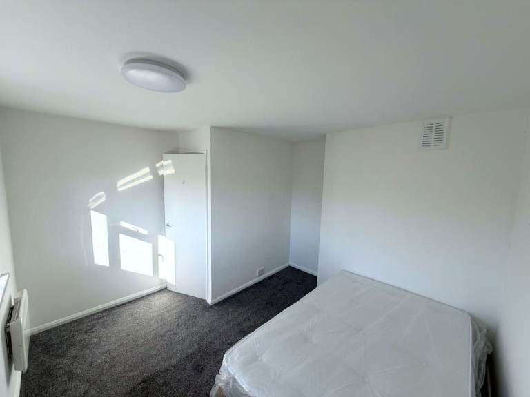 Flat Ellenborough Road in Greater London