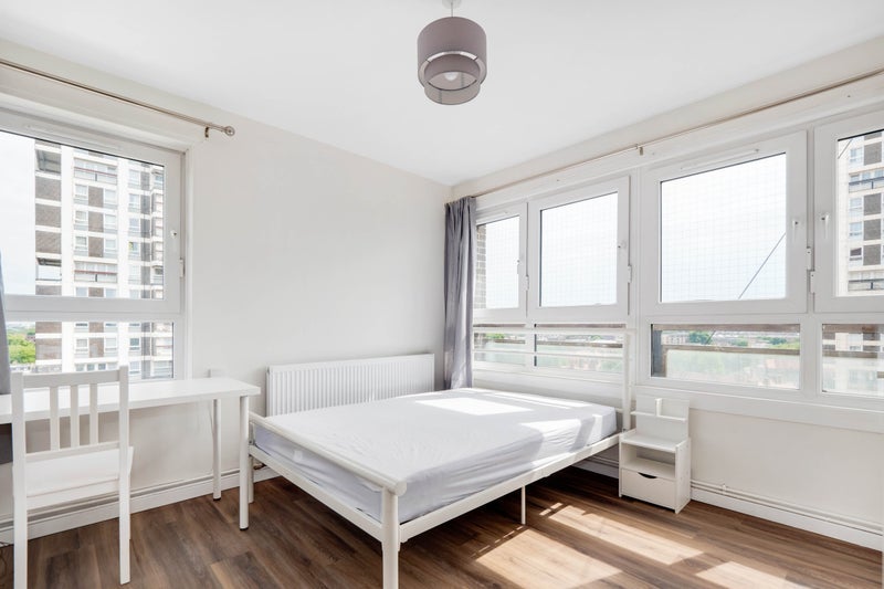 Room Sultan Street in Greater London