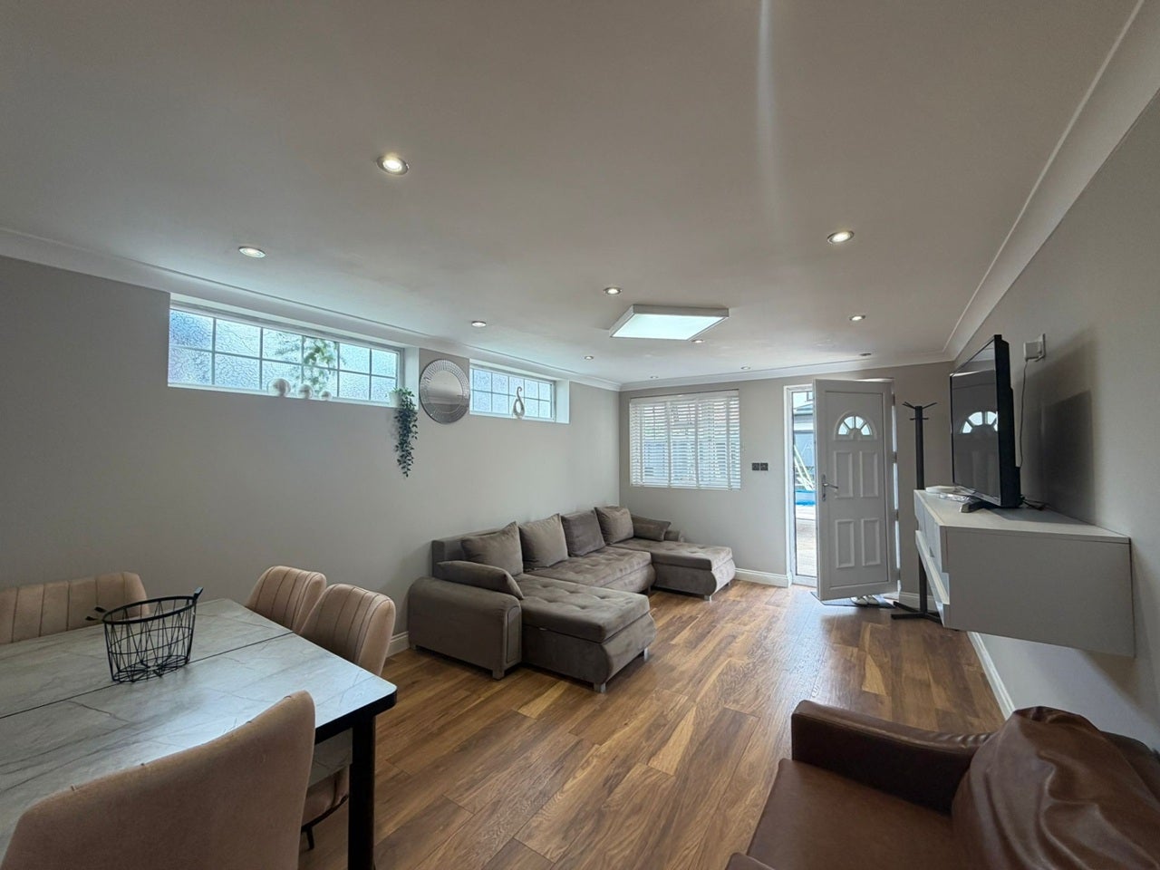 Flat Oakley Avenue in Greater London