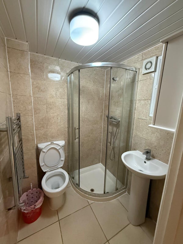 Room Bradley Road in Greater London
