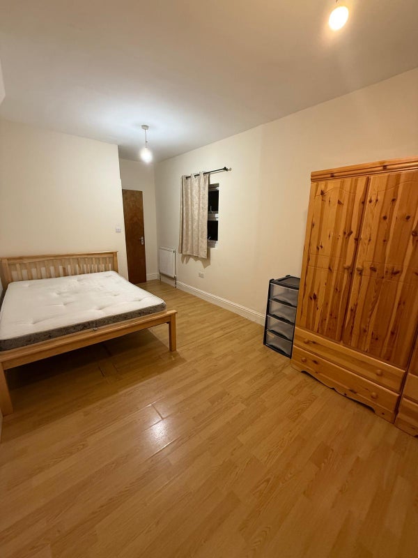 Room Bradley Road in Greater London