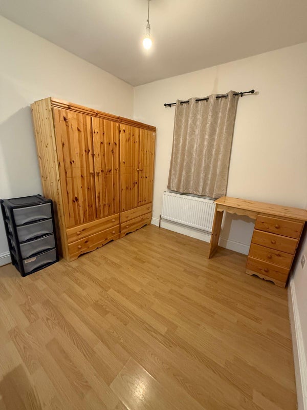 Room Bradley Road in Greater London