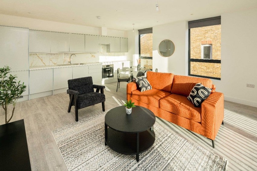 Flat Cuckoo Hall Lane in Greater London