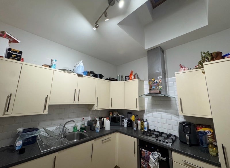 Room Chelmer Road in Greater London