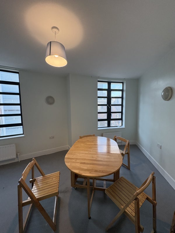 Room High Street in Greater London