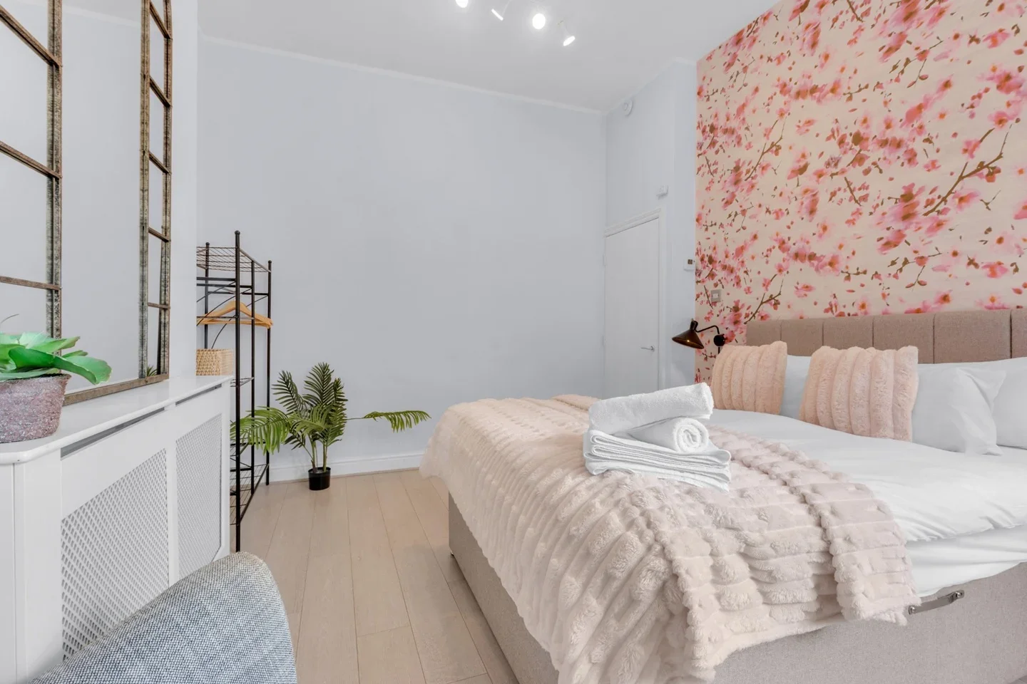 Flat Loris Road in Greater London