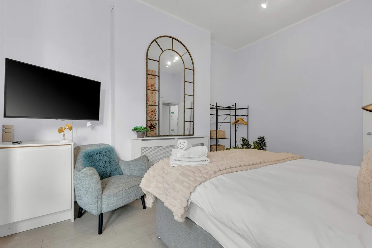 Flat Loris Road in Greater London