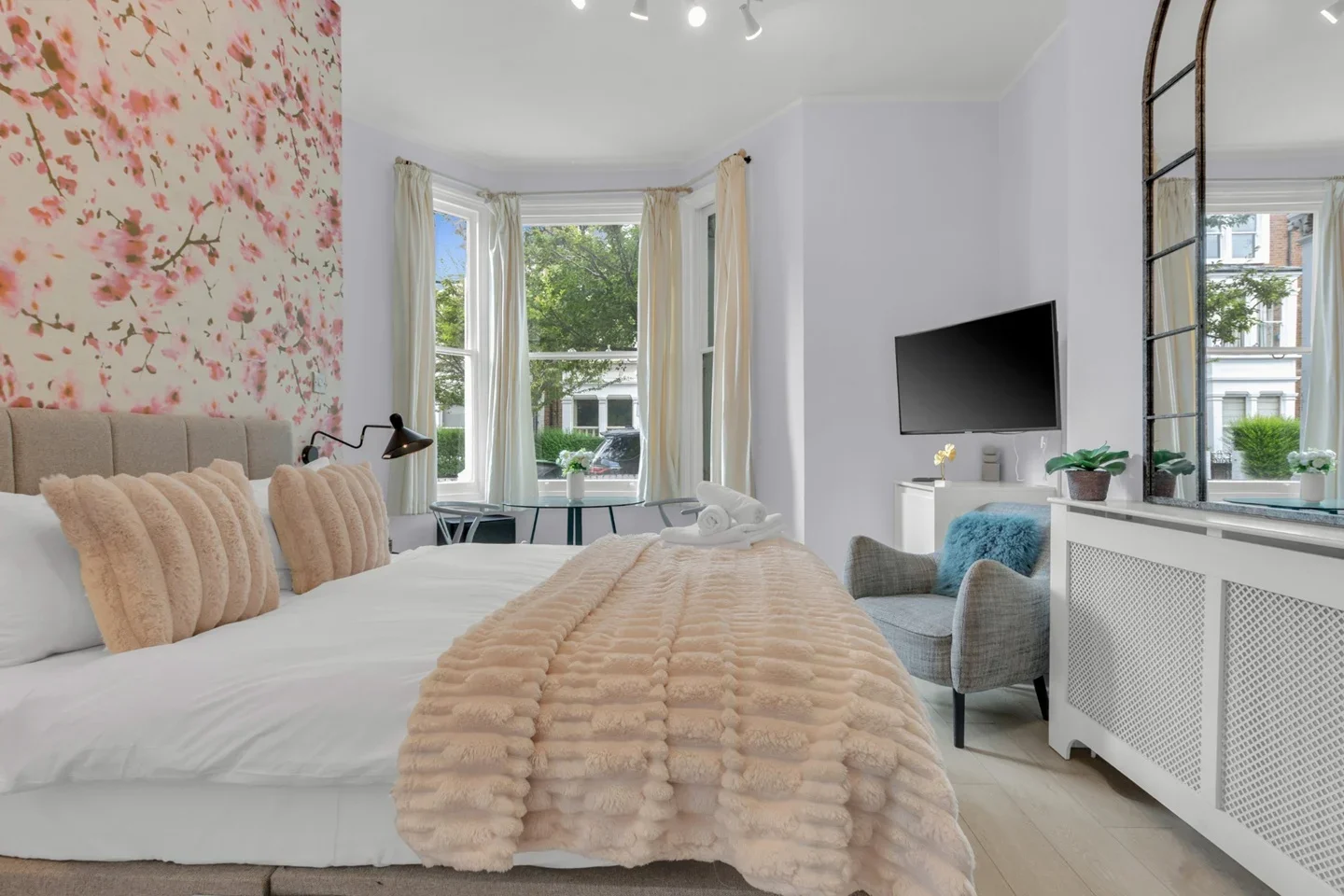 Flat Loris Road in Greater London