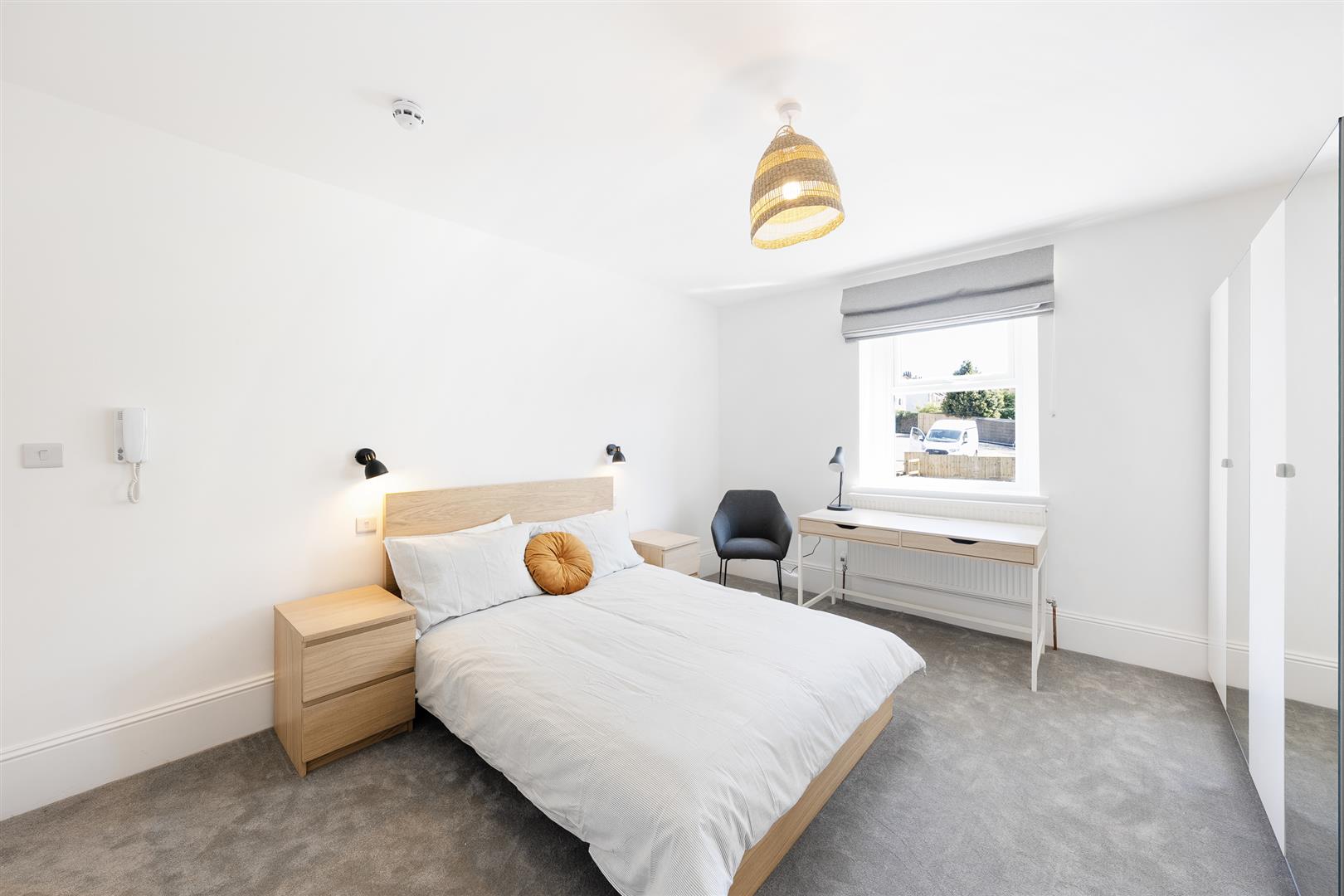 Room Overnhill Road in Kingswood