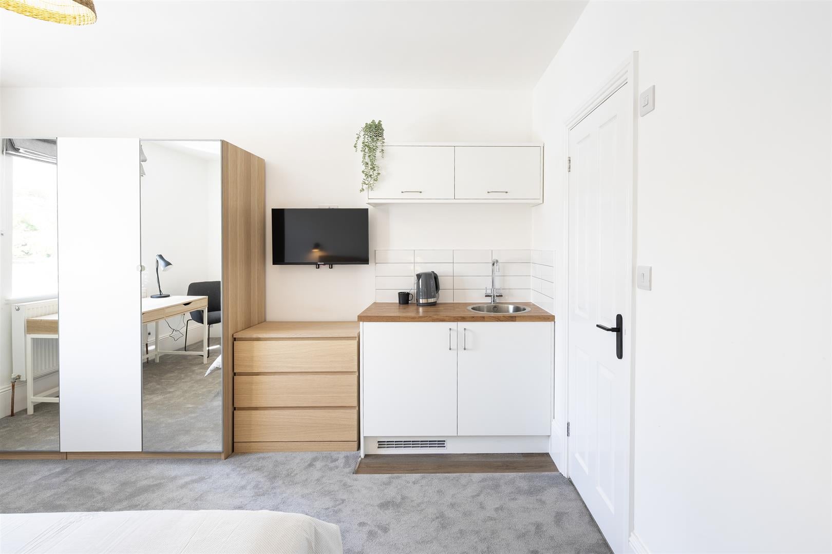 Room Overnhill Road in Kingswood