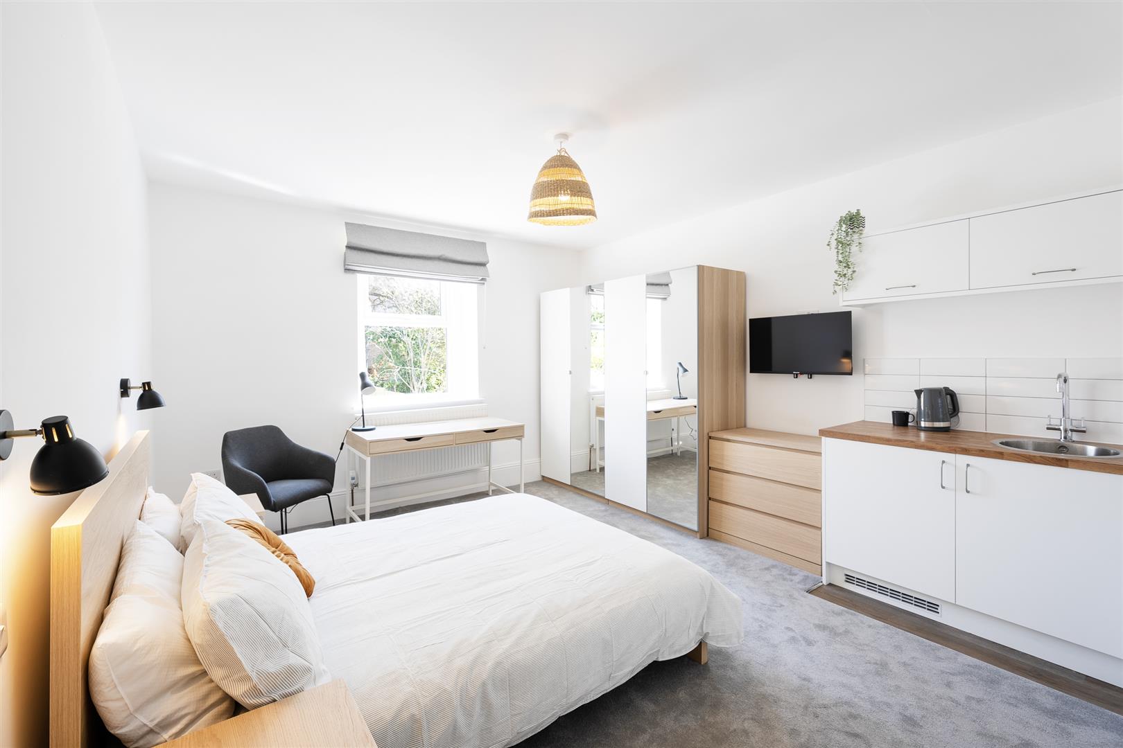 Room Overnhill Road in Kingswood