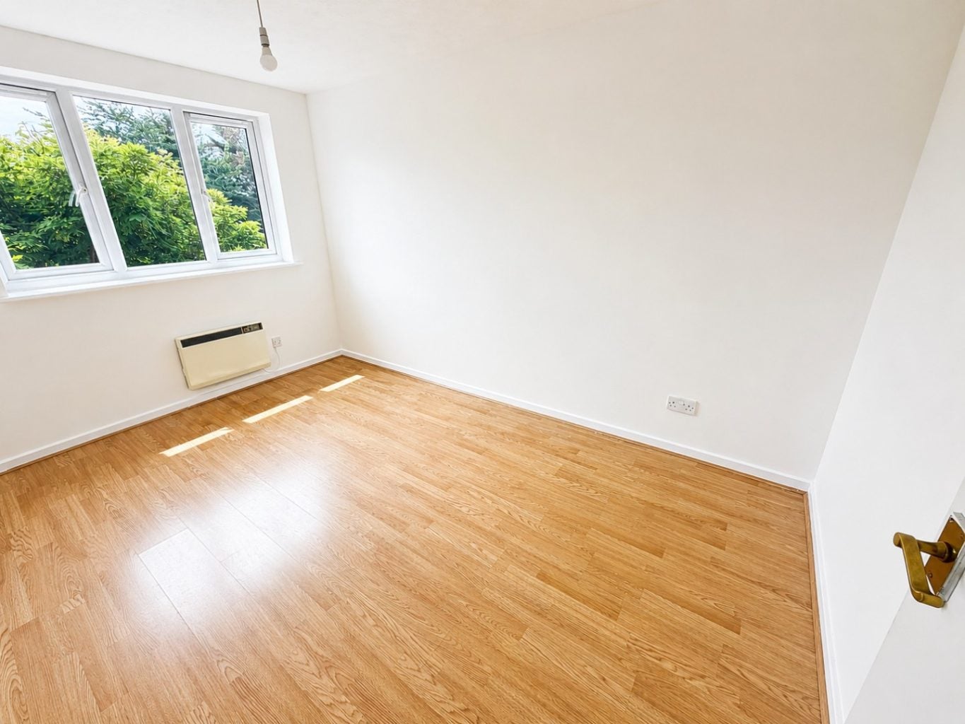 Flat Bradley Road in Greater London