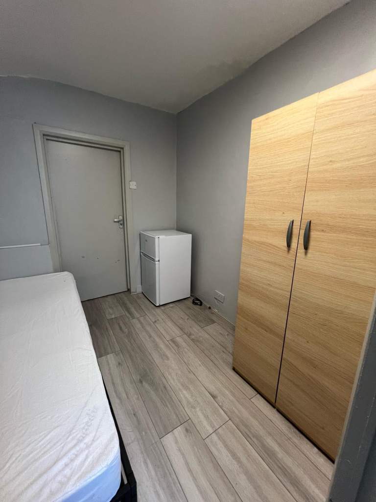 Room Marsh Lane in Greater London