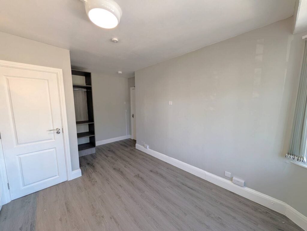 Flat Hendale Avenue in Greater London