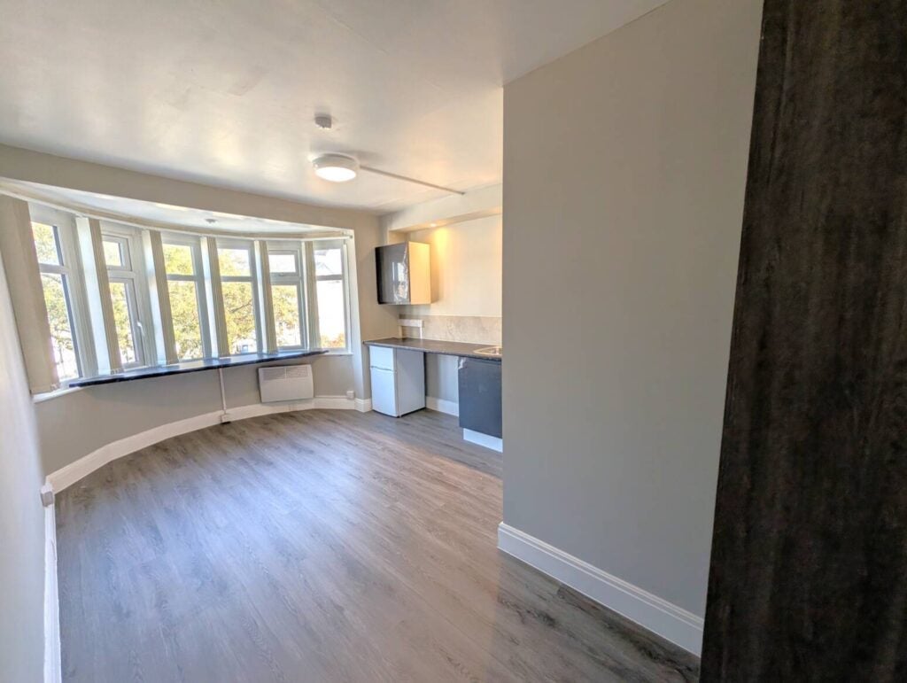 Flat Hendale Avenue in Greater London