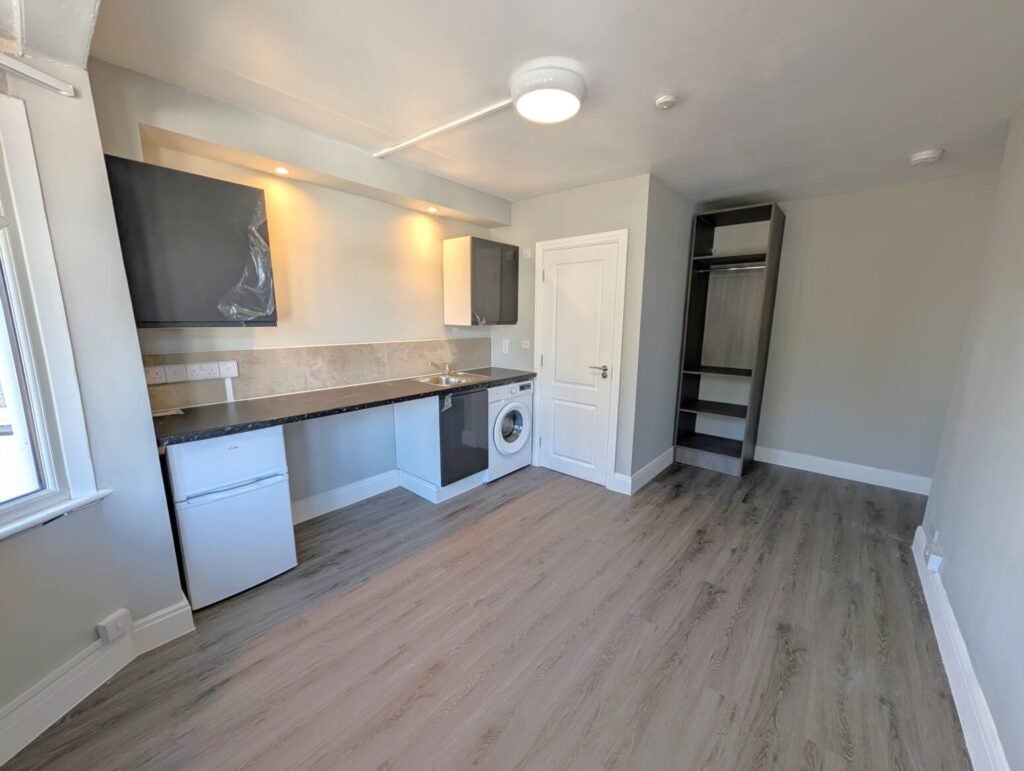 Flat Hendale Avenue in Greater London